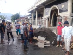 Bhabinkamtibmas Desa Baru Gotong Royong Renovasi Masjid Bersama Warga