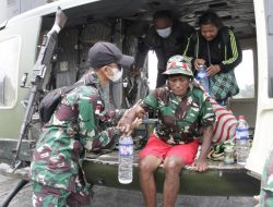 TNI Evakuasi 3 Orang Pengungsi Kiwirok
