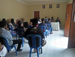 Bhabinkamtibmas Briptu Ari Hidayat Akbar Dampingi Rakor Gotong Royong Bersama Warga Binaannya Kelurahan Dalam