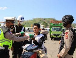 Operasi Patuh Rinjani 2021 Polres Lombok Barat, Polisi Bagi Masker dan Handsanitizer