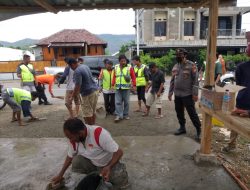 Kapolsek Seteluk Bersama Anggota Bergotong Royong Membangun Pangkalan Ojek