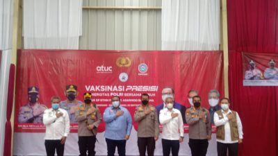 Kapolresta Tangerang Dampingi Kapolda Banten Tinjau Pelaksanaan Vaksinasi Presisi dan Berikan Bansos di PT. Agarindo