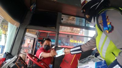 Gelar Operasi Patuh Semeru 2021 yang Simpatik dan Humanis, AKBP Nur Azis: Polres Gresik Bagikan Sticker dan Masker Gratis