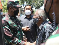 Jaga Kondusifitas Wilayah, Babinsa Koramil 03/Salawati Laksanakan Komsos di Pos Kamling Kampung Arar