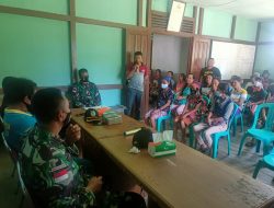 Supaya Tepat Sasaran, Satgas Yonif 144/JY Bantu Bagikan BLT Bersama Perangkat Desa