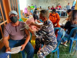 TNI AL Puspenerbal Kebut Vaksinasi Maritim di Desa Cemandi