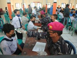 Koarmada II TNI AL Serbu Ponpes Ngalah Dengan Vaksin