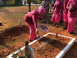 HKGB ke 69, Bhayangkari Cabang Bintan Tabur Bunga di Makam Pahlawan