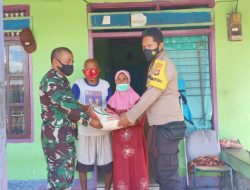 Bhabinkamtibmas Mura Bagikan Sembako Untuk Warga Kurang Mampu