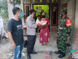Bhabinkamtibmas Air Suning Salurkan Bansos Presiden