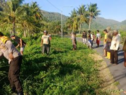 Bhabinkamtibmas Desa Mujahidin Sumbawa Barat Laksanakan Gotong Royong Bersama Warga