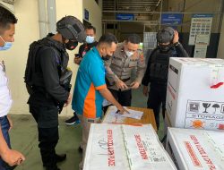 Personel Datasemen Gegana Bersenjata Lengkap Kawal Kedatangan Vaksin di Bandara