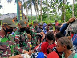 Peduli Warga Papua, TNI Bagikan Pakaian dan Sembako Kepada Warga di Perbatasan RI-PNG