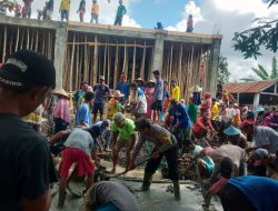 Bhabinkamtibmas Desa Tolotangga Berjibaku Gotong Royong Bersama Warga Binaannya Merehap Masjid
