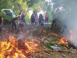 Ciptakan Lingkungan Bersih, Bhabinkamtibmas Menala Lakukan Gotong Royong Bersama Warga