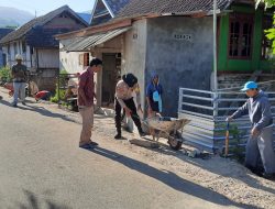 Bhabinkamtibmas Seteluk Atas Lakukan Gotong Royong Bersama Stekholder