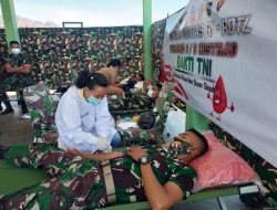 Menyambut HUT TNI ke-76 Satgas Yonarmed 6/3 Kostrad menggelar bakti sosial donor darah di Pos Perbatasan