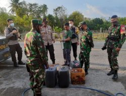 Razia Kios, Petugas Gabungan Amankan Puluhan Botol Miras
