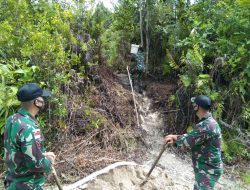 Buat Penampungan air Bersih Anggota Satgas Yonif 144/JY Karya Bhakti Bersama Warga di Perbatasan