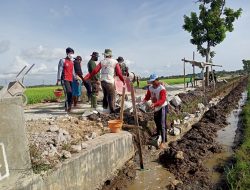 Antusiasme warga dan Moril anggota Satgas tetap tinggi, semangat melanjutkan Gotong Royong pembuatan Talud Jalan
