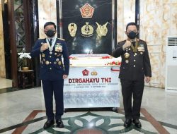Panglima TNI Terima Kejutan dari Kapolri di HUT Ke-76 TNI