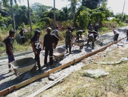 Permudah Akses Keluar Masuk Desa, Satgas Pamtas Yonif Mekanis 643/Wns Bantu Pengecoran Jalan Desa Di Perbatasan