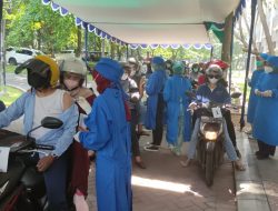 Vaksinasi Dosis 2 (Dua) Drive Thru Di FK KMK UGM Banjir Peserta