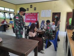 Yonif Raider Khusus 732/Banau Bantu Nakes Vaksinasi Warga