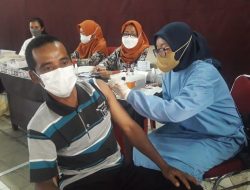 Warga Triharjo Mendapatkan Vaksin Dosis Pertama