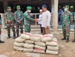 Menyambut Hari Sumpah Pemuda, Satgas Pamtas Yonif Mekanis 643/Wns Berikan Bantuan Bahan Bangunan Untuk Masjid di Perbatasan