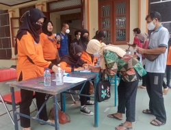 Terlihat Warga Sabar Mengantri Mengikuti Serbuan Vaksin