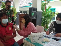Ini Yang di Lakukan Babinsa Koramil 11/Depok di Lokasi Vaksin