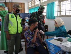 Bersama Tiga Pilar Babinsa Pantau Serbuan Vaksin Kodim 0732/Sleman