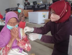 Nenek Rubiyah Terharu Setelah Mendapatkan Vaksin Covid.