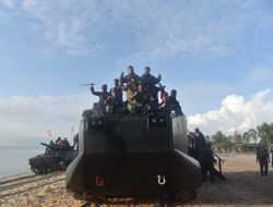 Dampingi Kasal, Pangkoarmada II Ikuti Pendaratan Amfibi Latopsfib