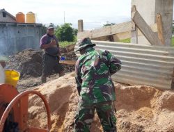 Babinsa Koramil Persiapan Aimas Kodim 1802/Sorong Bangun Tempat Ibadah