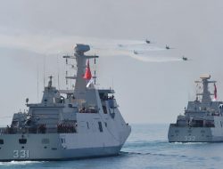 33 Dentuman Meriam KRI REM-331 Bantu Pendaratan Amfibi
