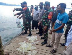 Yonif Raider Khusus 732/Banau-Polisi Musnahkan Puluhan Miras Cap Tikus