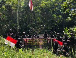 Jaga Kedaulatan Batas Wilayah Satgas Yonif 131/Brs Cek Patok Batas MM 2.2