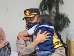 Pelukan Hanggat Anak Difabel Kepada Kapolrestabes Surabaya