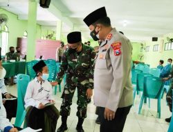 Dandim Bojonegoro Tinjau Vaksinasi di Pondok Pesantren