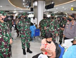 Panglima TNI-Kapolri dan Kasal Tinjau Vaksinasi Masyarakat Maritim TNI AL Puspenerbal