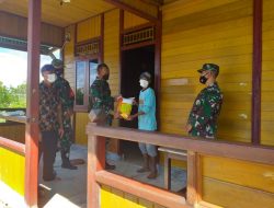 Perkuat Hanpang, Danramil 1802-06/Klamono Bagikan Bibit Jagung