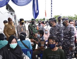 TNI AL Kerahkan Kapal Perang Lancarkan Serbuan Vaksinasi Maritim di Manokwari