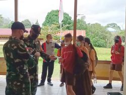 Satgas Yonif 144/JY Bagikan 300 Masker dan Seragam di SMPN 1 Perbatasan