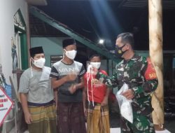 Ibadah Solat Isya, Babinsa Bagikan Masker di Masjid Al Huda