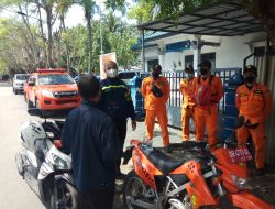 Anggota Polsek Narmada Evakuasi Penemuan Mayat Di Pantai Bintaro Ampenan