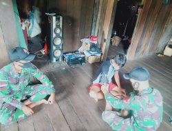 Sambangi Rumah Warga, Anggota Satgas Yonif 144/JY Berikan Pengobatan Gratis