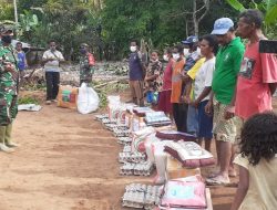 Dandim 1622/Alor Tinjau dan Serahkan Bantuan Kepada Korban Banjir Malaipea