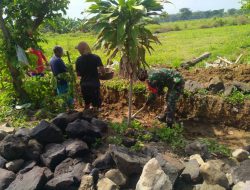 Kodim Sragen-Babinsa Bantu Warga Buat Saluran Air